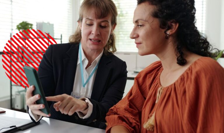 Profissional orientando cliente durante o cadastro de clientes, processo que centraliza dados comerciais e mantém informações atualizadas no sistema ERP.