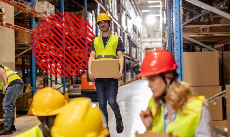 Equipe trabalhando em centro de distribuição, representando o calendário de compras sazonais para planejar estoque e reposições conforme a demanda.