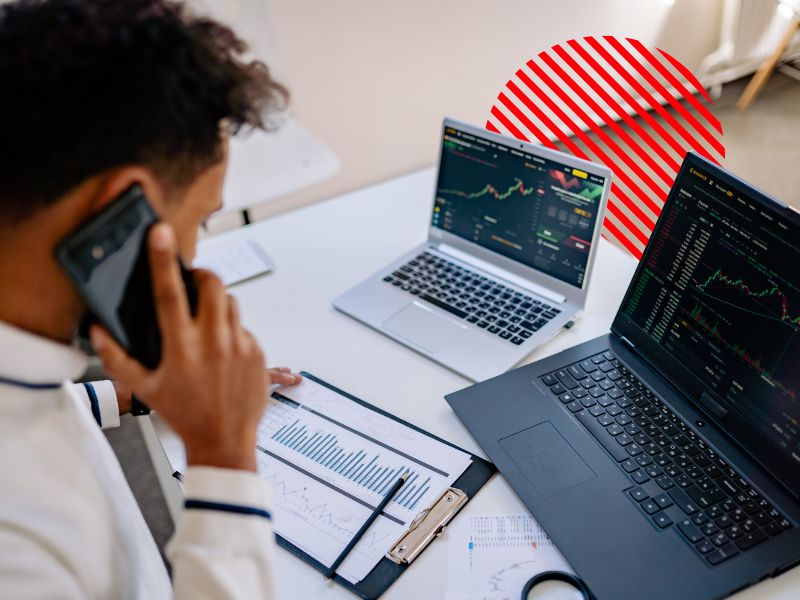 Gestor analisando dados e indicadores para aplicar a Curva ABC de estoque, identificando produtos prioritários para controle e reposição.