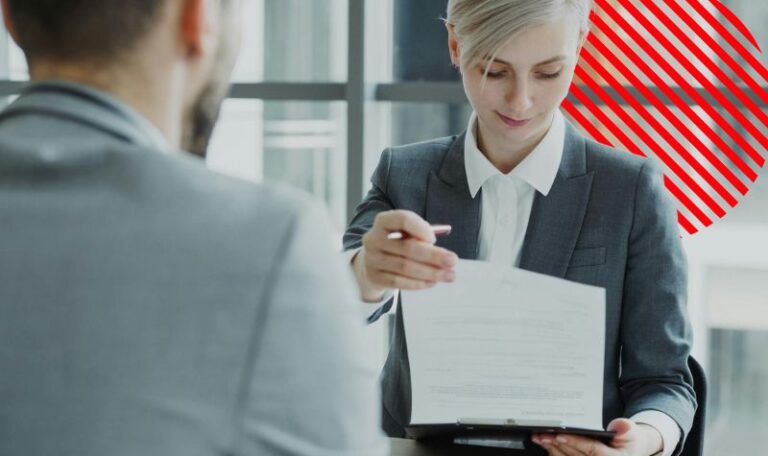 Profissionais analisando documentos durante a gestão de contratos com fornecedores, acompanhando condições, prazos e obrigações comerciais.