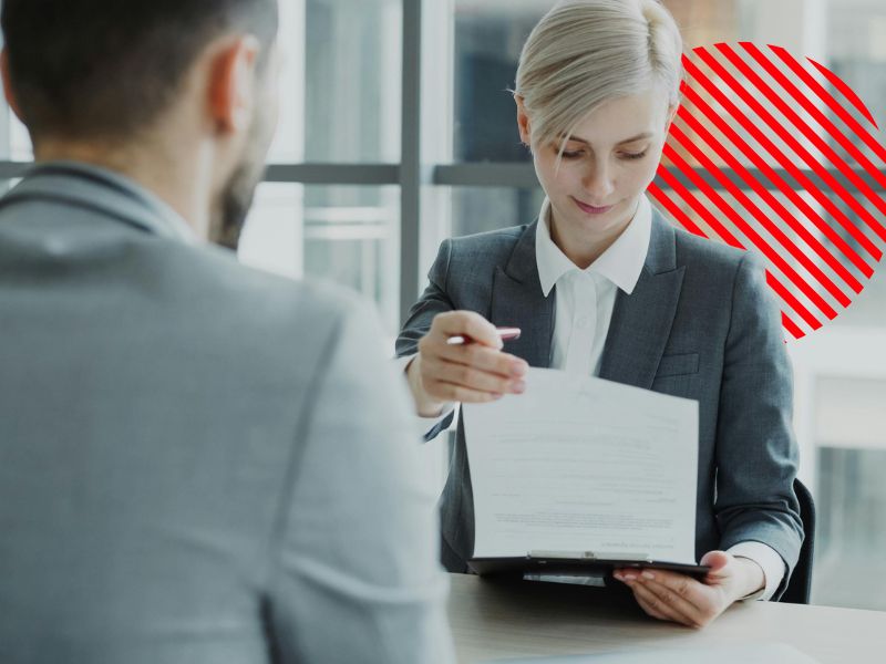 Profissionais analisando documentos durante a gestão de contratos com fornecedores, acompanhando condições, prazos e obrigações comerciais.