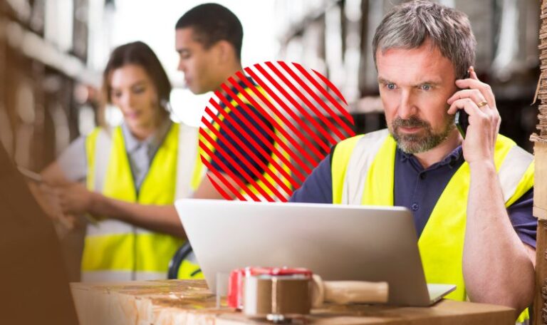 Equipe avaliando informações no estoque durante a homologação de fornecedores, processo que ajuda a garantir qualidade, conformidade e segurança nas compras.