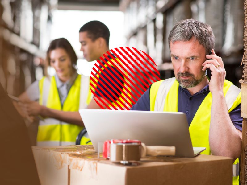 Equipe avaliando informações no estoque durante a homologação de fornecedores, processo que ajuda a garantir qualidade, conformidade e segurança nas compras.