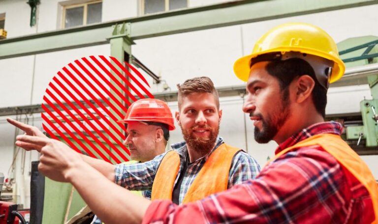 Profissionais acompanhando atividades na indústria, representando uma ordem de produção para organizar etapas, materiais e execução do processo produtivo.