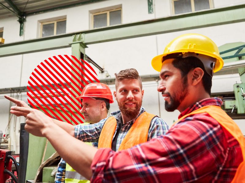 Profissionais acompanhando atividades na indústria, representando uma ordem de produção para organizar etapas, materiais e execução do processo produtivo.