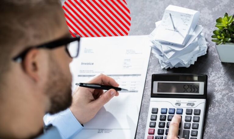 Profissional conferindo documentos e valores durante a aprovação de despesas, processo que ajuda a controlar gastos e manter o orçamento empresarial.