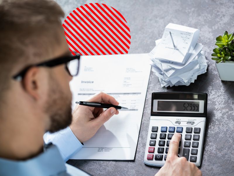 Profissional conferindo documentos e valores durante a aprovação de despesas, processo que ajuda a controlar gastos e manter o orçamento empresarial.