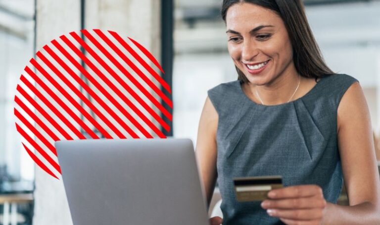 Mulher analisa pagamentos no laptop enquanto segura um cartão, em imagem de apoio ao artigo sobre prazo médio de pagamento.