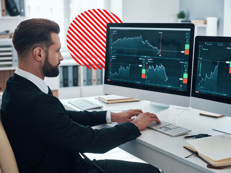 Gestor analisando gráficos financeiros para acompanhar o prazo médio de recebimento