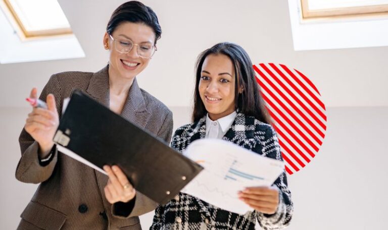 Duas profissionais analisando relatórios e planilhas de vendas juntos, ilustrando o acompanhamento do ticket médio na gestão comercial