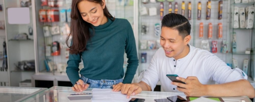 Funcionários felizes porque usam Sistema ERP para Loja de Celulares