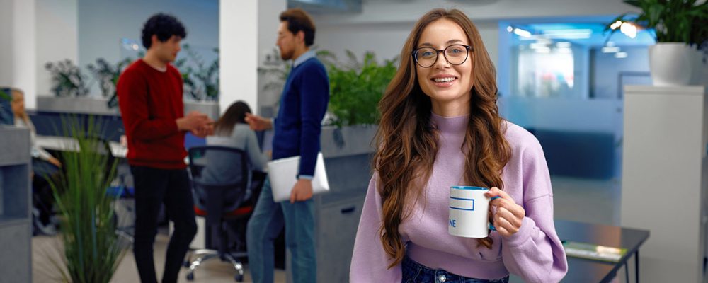 Uma moça contente porque usa um Sistema ERP para Lojas de Móveis